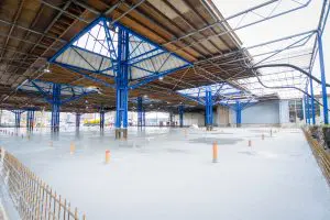 Verbouwing van het Karregat. Nieuwe vloer. Reportage van de verbouwing van het commerciële gedeelte in het wijkgebouw 't Karregat in de wijk Geestenberg, Tongelre Eindhoven