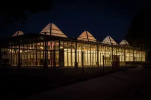 De vernieuwde vestiging van Lidl in het Karregat verlicht in de avonduren.